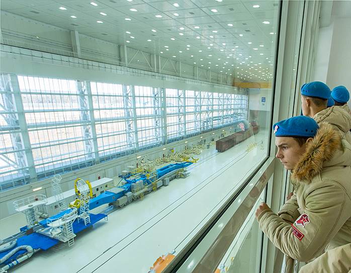 Юнармейцы наблюдают за производственным процессом