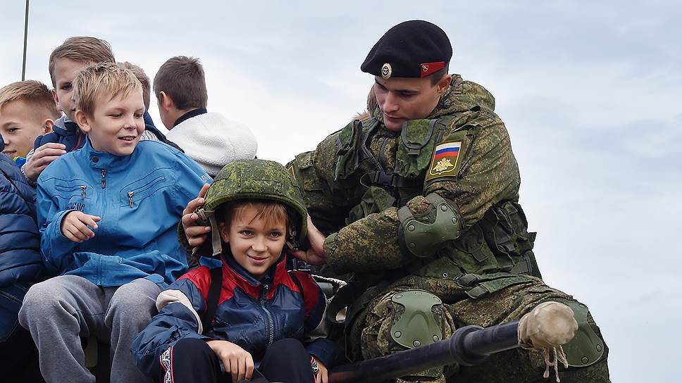 Ребята с радостью примеряли военную форму и буквально завалили кадровых военных вопросами о военной технике