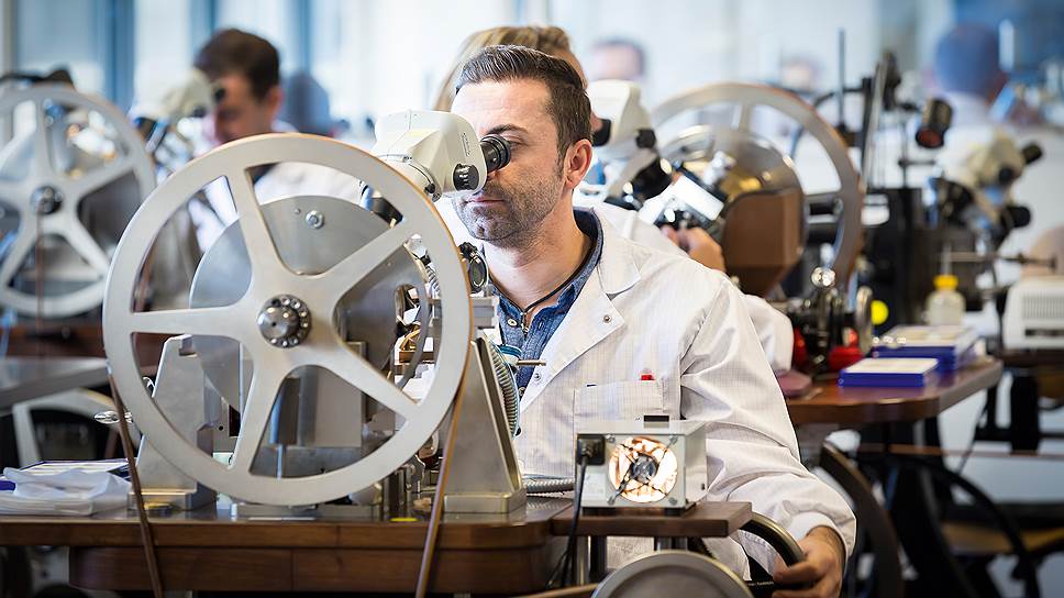 Часовщики Breguet за работой