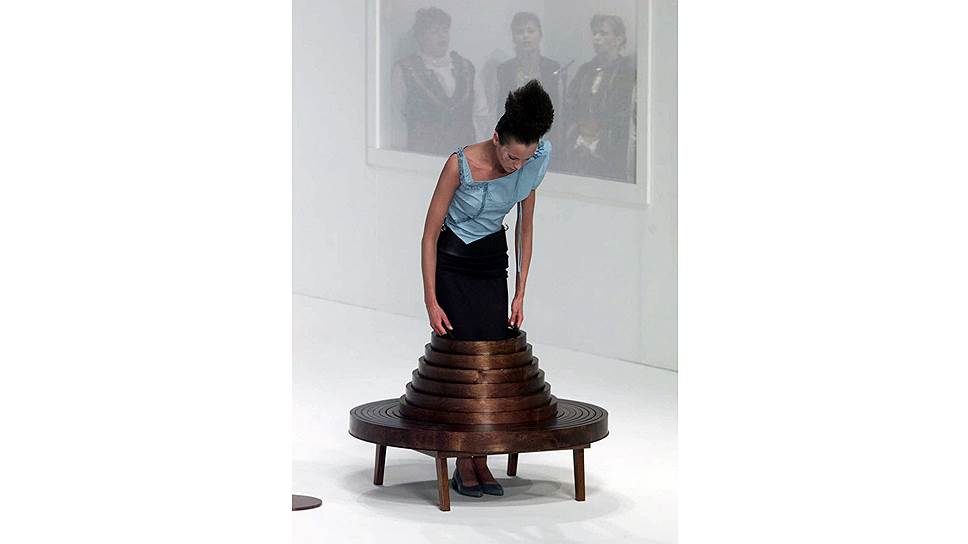 Модели на показе-перформансе Hussein Chalayan Afterwords Collection ("Коллекция послесловия"), посвященном этническим чисткам на Кипре в 1970-е. Дизайнер размышлял о том, как трудно приходится людям, которые должны покинуть дом из-за войны и забрать с собой только самое необходимое. Чалаян изобразил подиум в виде комнаты, где модели надевали на себя платья из чехлов для кресел и кофейного столика, а стулья превращали в чемоданы 