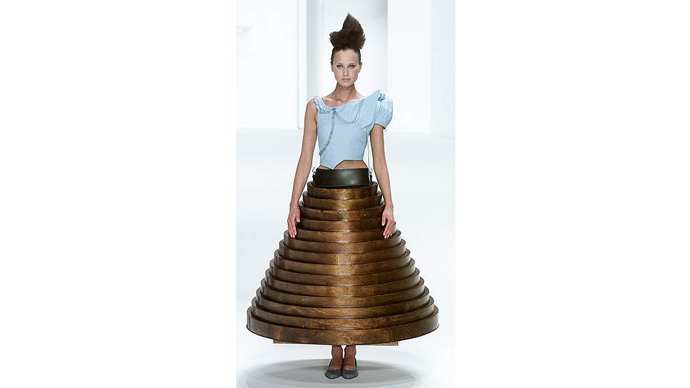 Модели на показе-перформансе Hussein Chalayan Afterwords Collection ("Коллекция послесловия"), посвященном этническим чисткам на Кипре в 1970-е. Дизайнер размышлял о том, как трудно приходится людям, которые должны покинуть дом из-за войны и забрать с собой только самое необходимое. Чалаян изобразил подиум в виде комнаты, где модели надевали на себя платья из чехлов для кресел и кофейного столика, а стулья превращали в чемоданы 