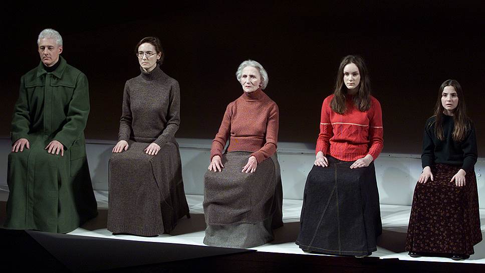 Модели на показе-перформансе Hussein Chalayan Afterwords Collection ("Коллекция послесловия"), посвященном этническим чисткам на Кипре в 1970-е. Дизайнер размышлял о том, как трудно приходится людям, которые должны покинуть дом из-за войны и забрать с собой только самое необходимое. Чалаян изобразил подиум в виде комнаты, где модели надевали на себя платья из чехлов для кресел и кофейного столика, а стулья превращали в чемоданы 