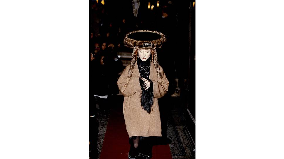 Модель на показе Jean Paul Gaultier Chic Rabbies ("Шикарные раввины"), осень-зима 1993/94 
