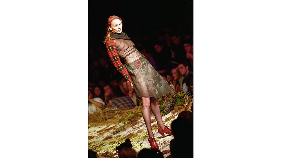Модель на показе Alexander McQueen Highland Rape "Высокогорное изнасилование", осень-зима 1995/96 