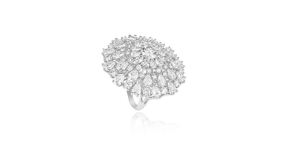 Кольцо Chopard Green Carpet, белое золото сертификации Fairmined, бриллианты огранки "груша" (8,26 карата) и бриллианты круглой огранки (3,41 карата)