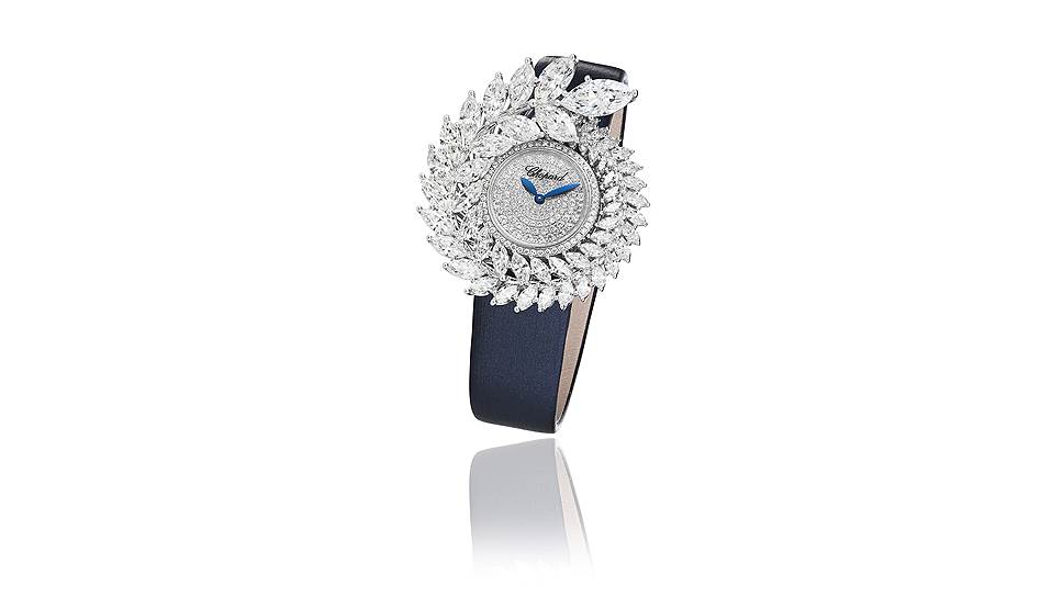 Часы Chopard Green Carpet, белое золото сертификации Fairmined, бриллианты огранки "маркиз" (9 карат) на темно-синем атласном ремешке. Застежка выполнена из белого золота сертификации Fairmined и украшена ветвью с бриллиантами