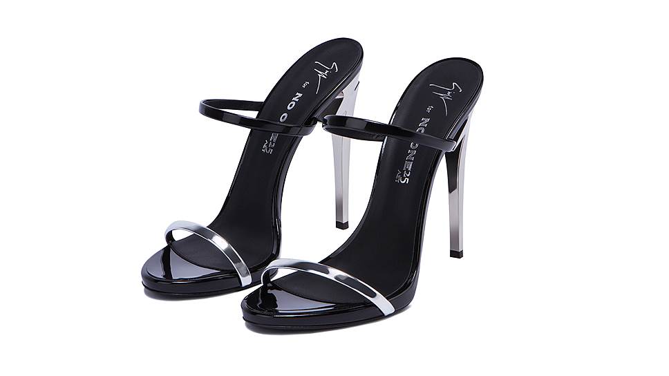 Модель Giuseppe Zanotti Design для юбилейной коллекции