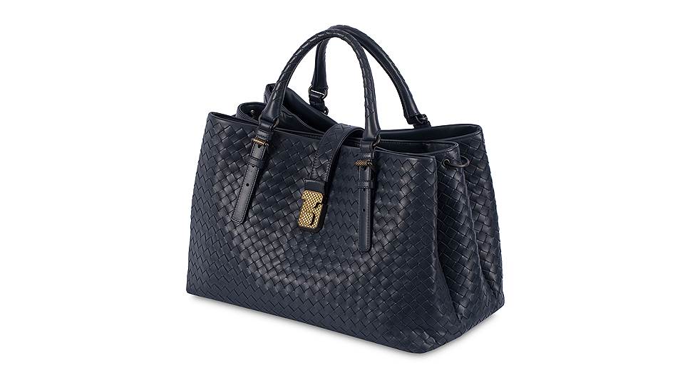 В Третьяковском проезде открывается бутик Bottega Veneta. Специально для него выпущена сумка Roma в насыщенном синем цвете 