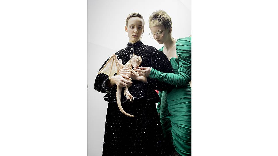 Модели за кулисами показа коллекции Gucci Cyborg ("Киборг") осень-зима 2018/19  