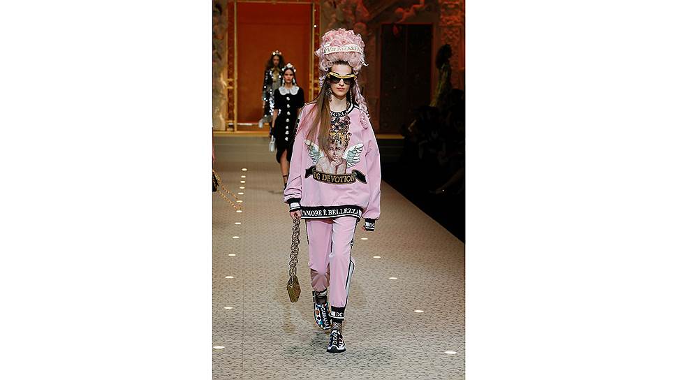 Модели на показе Dolce & Gabbana Fashion Devotion ("Преданность моде"), осень-зима 2018/19  