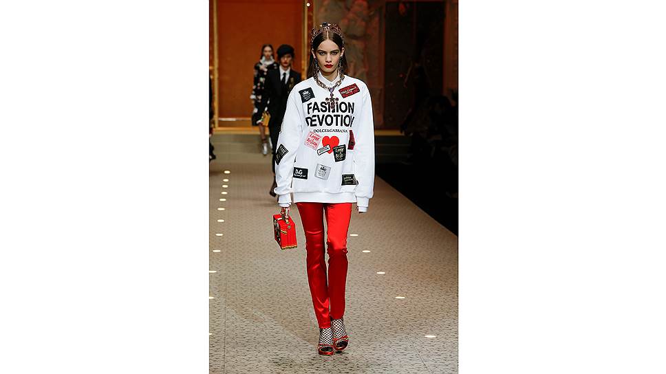 Модели на показе Dolce & Gabbana Fashion Devotion ("Преданность моде"), осень-зима 2018/19  