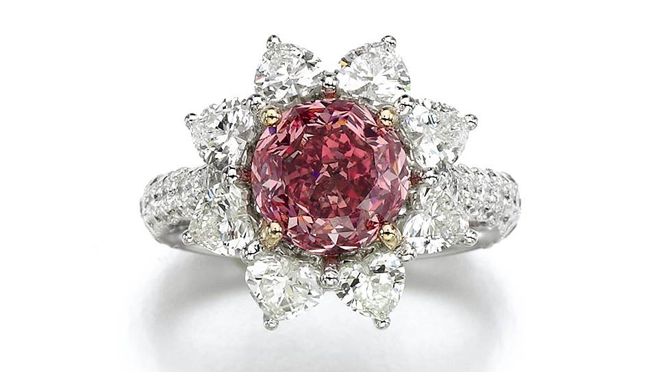 Lot 374. Кольцо c розовым бриллиантом цвета Fancy Vivid Purplish Pink 2,63 карата и бриллиантами огранки "сердце". Эстимейт 1,92-2,88 млн CHF