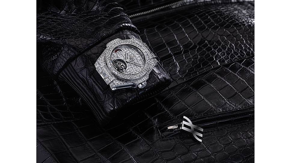 Big Bang Tourbillon Croco High Jewellery, белое золото, бриллианты, 45 мм, мануфактурный механизм HUB6016 c ручным подзаводом; куртка Karmaloog из кожи крокодила на подкладке из ткани с включением тончайших карбоновых трубок и логотипами Hublot