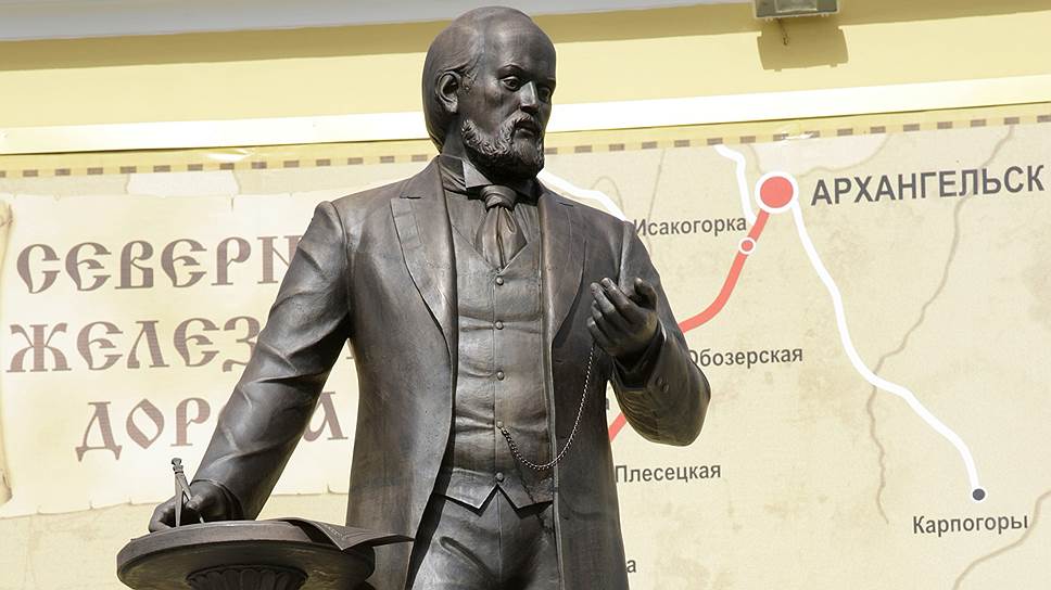 Памятник Савве Мамонтову у железнодорожного вокзала в Ярославле  