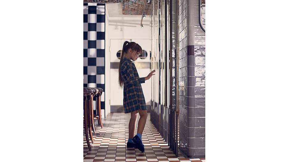 Платье Burberry, лоферы Beberlis