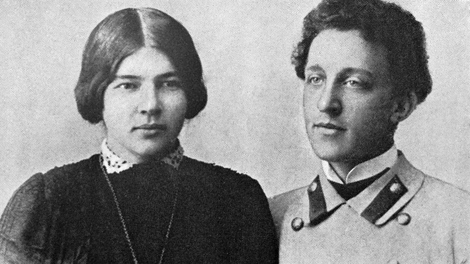 Любовь Дмитриевна Блок (Менделеева) прожила с мужем 18 лет и пережила его еще на 18