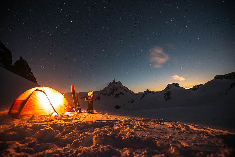 Новый пятизвездный отель Le Massif расположился в итальянском городке Курмайор, в области Валле-д’Аоста, у подножия горы Монблан. В нескольких шагах от него подъемники, а в пяти минутах езды — новая современная канатная дорога Skyway Mont Blanс, по которой можно подняться на высоту до 3,5 тыс. метров в панорамных кабинах, поворачивающихся на 360 градусов.