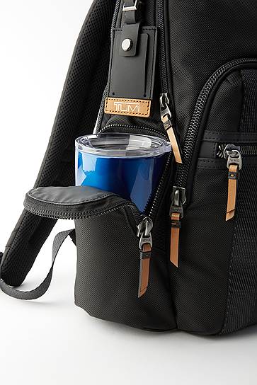 Капсульная «экологичная» коллекция Tumi Recycled включает популярные модели из женской коллекции Voyageur и мужской — Alpha Bravo. Каждая модель выполнена из сочетания переработанных тканей — внешняя часть сделана из переработанного нейлона, а внутренняя часть и внешние детали — из переработанных пластиковых бутылок.