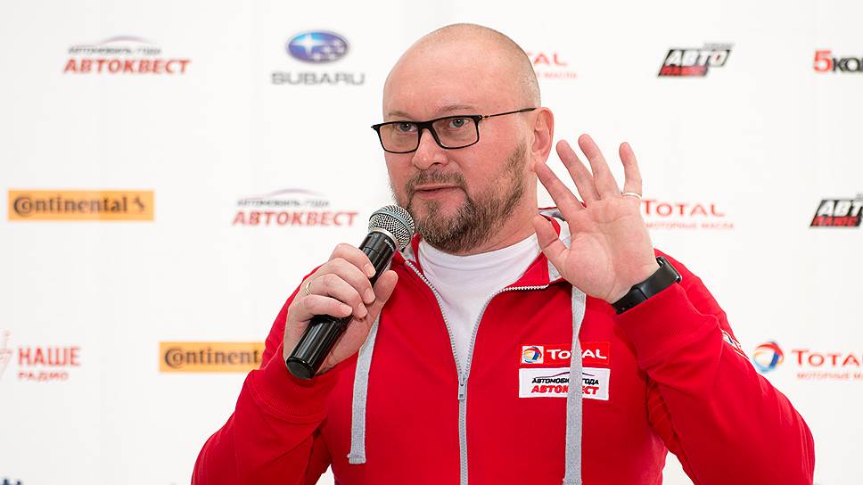 Руководитель проекта «Авто года» Владимир Безукладников приветствует команды