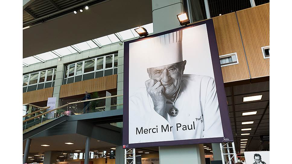 Плакат, чествующий основателя конкурса Bocuse d'Or — Поля Бокюза