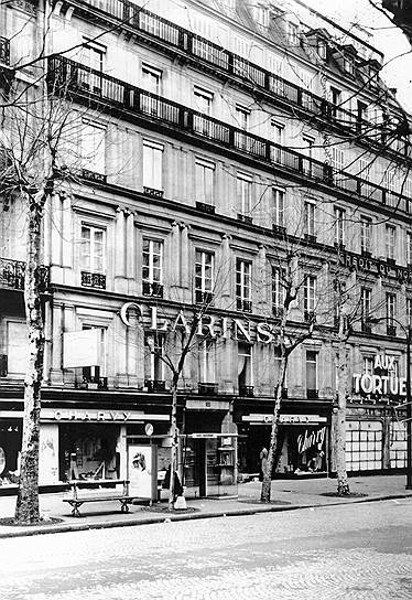 Институт красоты Clarins в Париже открылся в 1954 году. В институте применяется разработанная его основателем особая техника массажа лица и тела с ароматерапевтическими маслами 