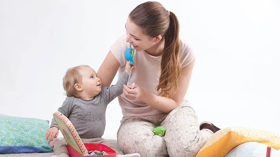 Няня занимается с ребенком