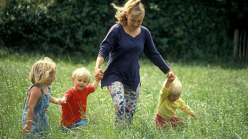 Няня на прогулке с подопечными