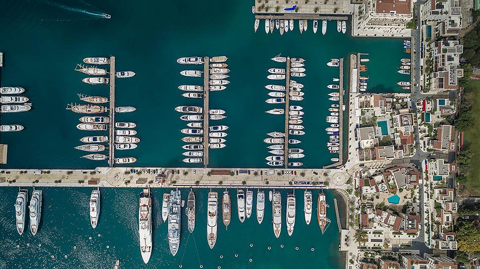 Яхты в бухте у отеля Regent Porto Montenegro
