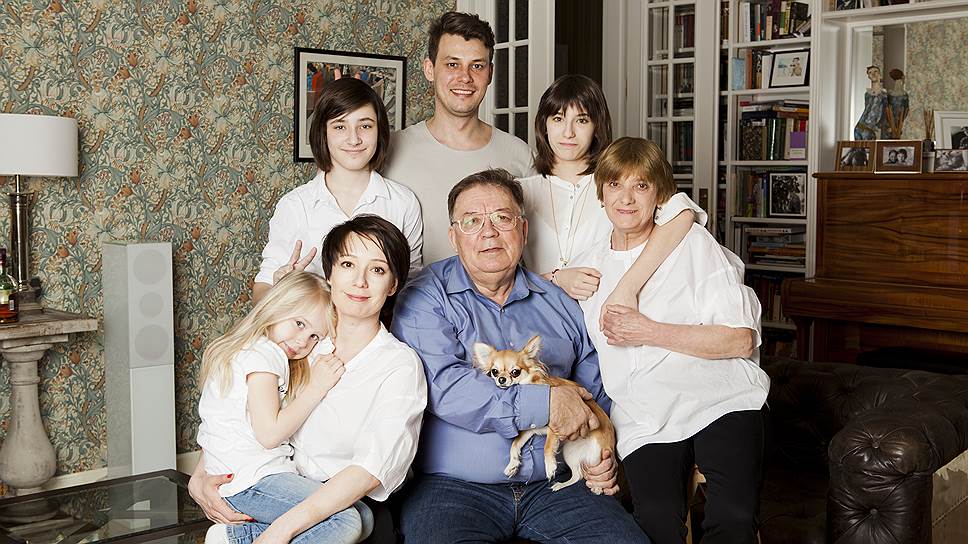 Актриса Чулпан Хаматова с родителями, братом и дочками, 2016