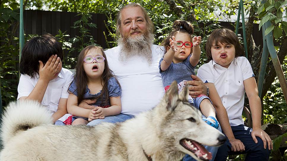 Многодетный отец Петр Свешников с четырьмя приемными детьми, 2018
