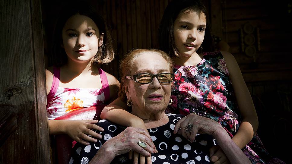 Поэтесса и сценарист Галина Шергова с правнучками Сашей и Соней, 2016