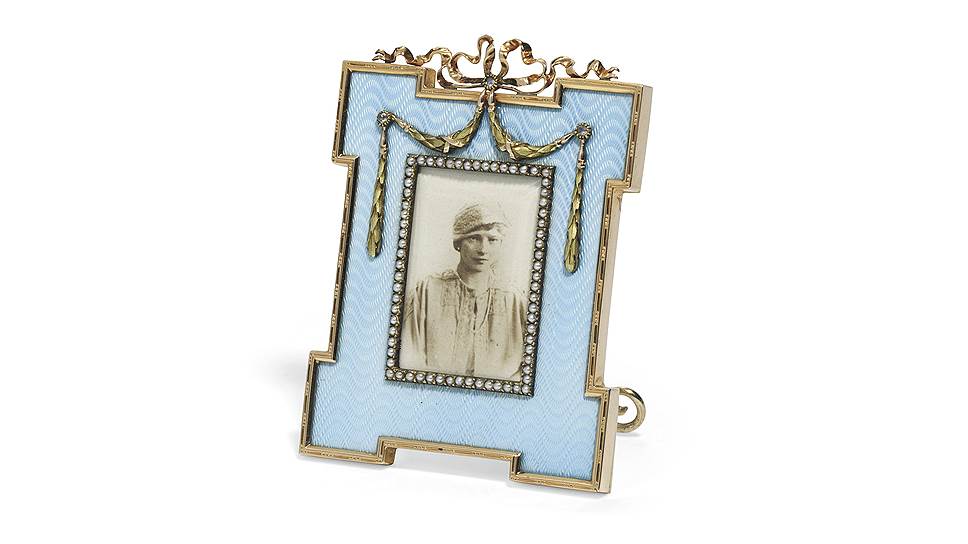 Рамка для фотографий в украшенном драгоценными камнями и эмалью корпусе из золота двух цветов, Фаберже, клеймо мастерской Карла Армфельта, Санкт-Петербург, 1904–1908 год. 20–30 тыс. фунтов стерлингов