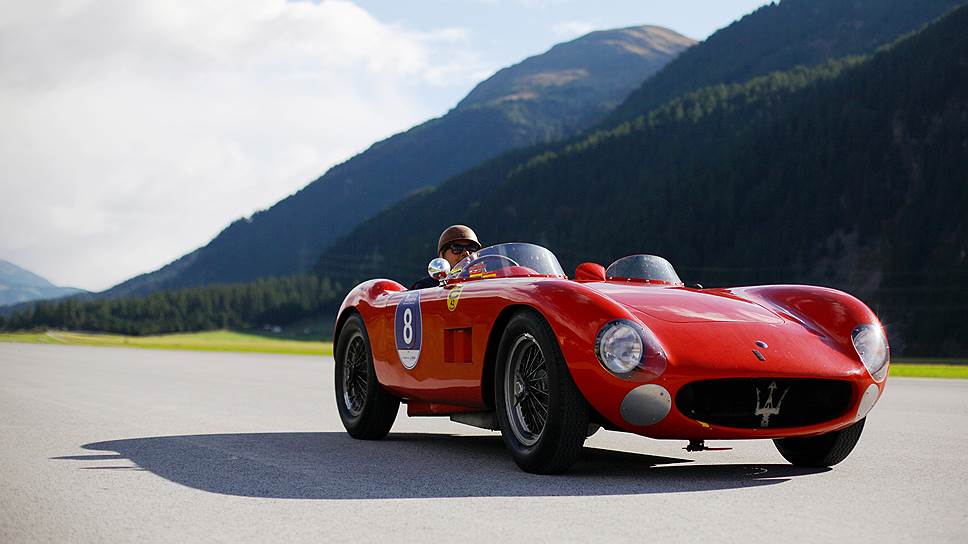 Один из участников фестиваля винтажных итальянских спорткаров Passione Engadina в окрестностях аэропорта Самедан 