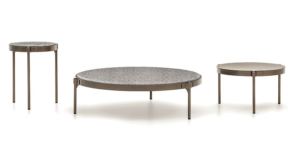 Металлические столики Tape. Отличительна деталь — отрезок металлической ленты, который фиксирует крепление ножек к краям столешницы