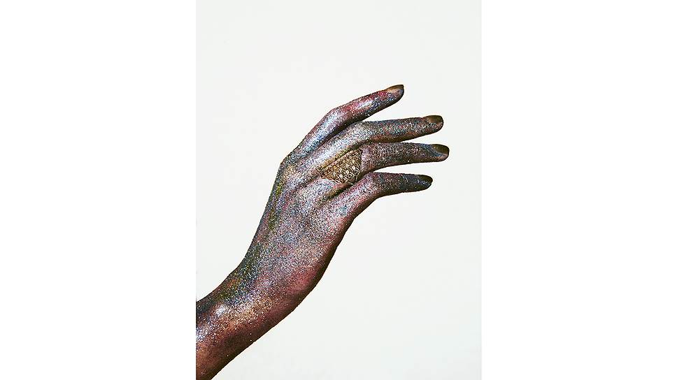 Noor Fares, кольцо Nila, белое золото, белые и голубые топазы, розовые турмалины, перидоты, цитрины, аметисты, сапфиры, бриллианты