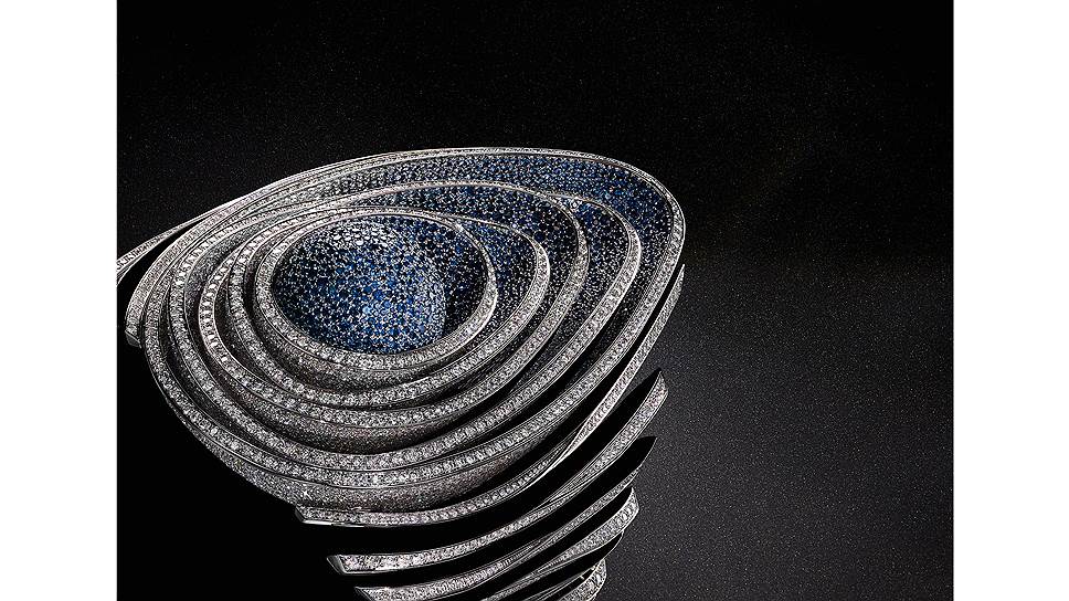 Sapphire Orbe, 47,2 x 78 мм, белое золото, 3240 синих и 2794 оранжевых сапфира, 6069 бриллиантов, кварцевый механизм