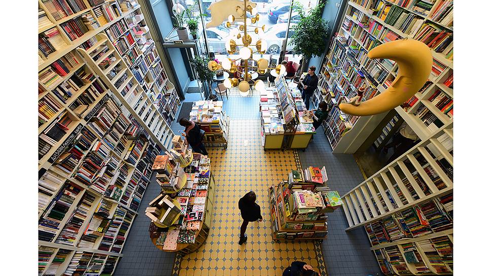 В книжном магазине «Подписные издания»