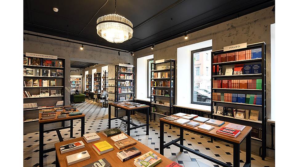 В книжном магазине «Во весь голос»