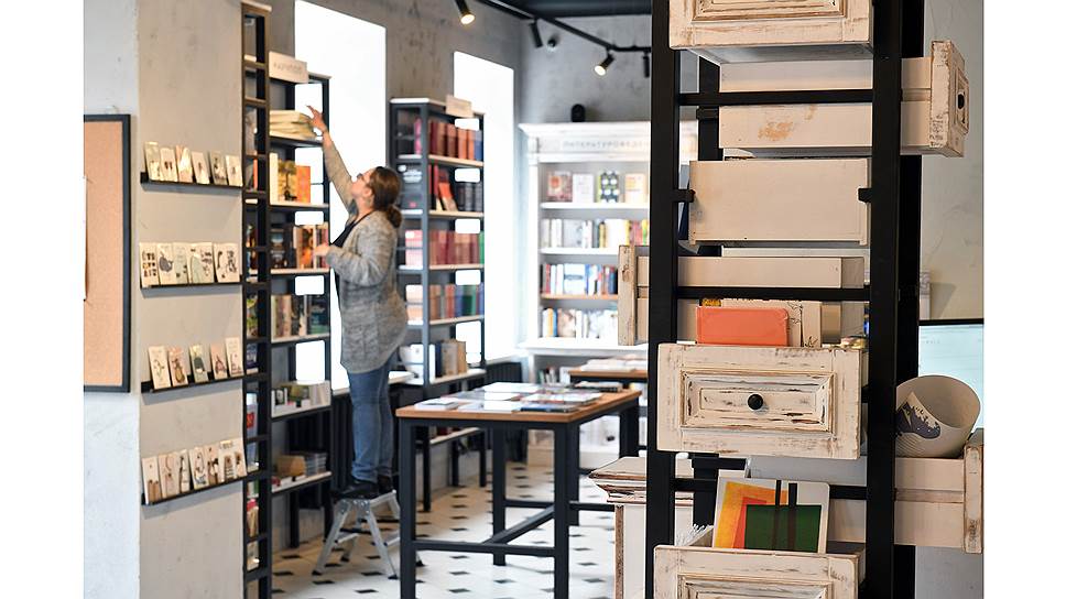  В книжном магазине «Во весь голос»