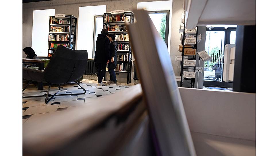 В книжном магазине «Во весь голос»