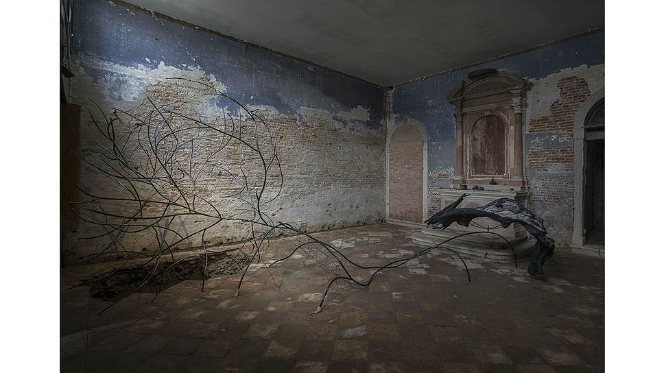 Композиция на выставке «Artists Need to Create on the Same Scale that Society Has the Capacity to Destroy: Mare Nostrum»