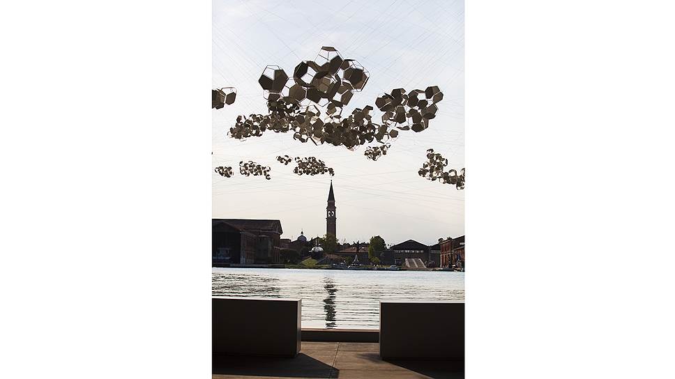 Инсталляция Томаса Сарасено из основного проекта биеннале