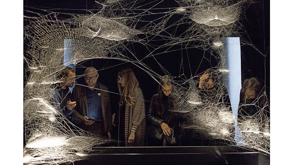 Инсталляция Томаса Сарасено из основного проекта биеннале