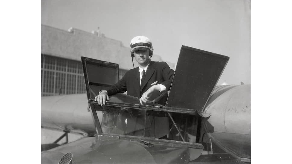 Говард Хьюз во время работы пилотом в  American Airways 