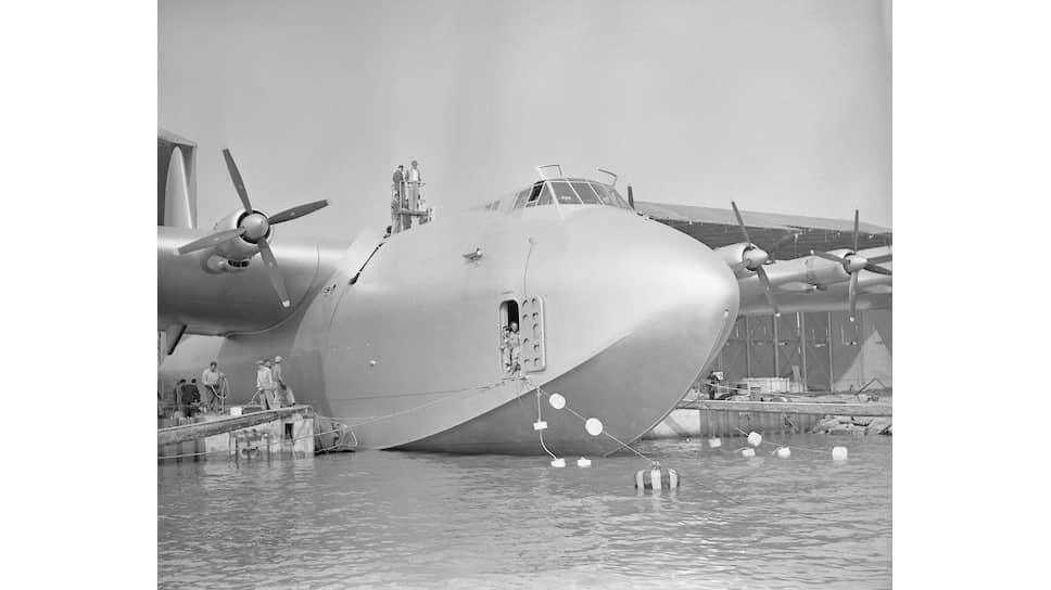 В 1947 году свой единственный полет совершил Hughes H-4 Hercules — самый большой пассажирский самолет в мире. До конца жизни Хьюз тратил большие деньги на поддержание своего детища в рабочем состоянии 