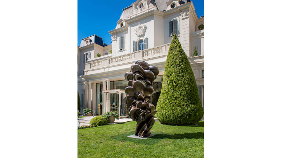 Работа Энтони Крэгга на территории отеля Hotel Du Cap-Eden-Roc
