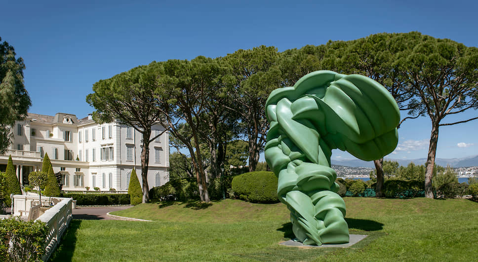 Скульптура Энтони Крэгга на территории отеля Hotel Du Cap-Eden-Roc