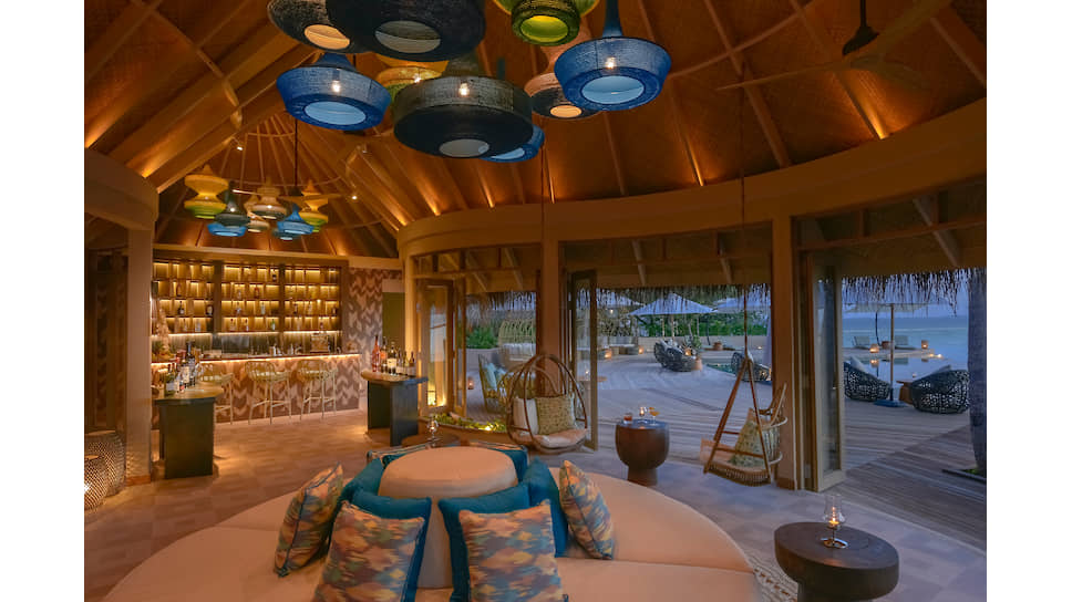 Один из баров отеля Nautilus Maldives 