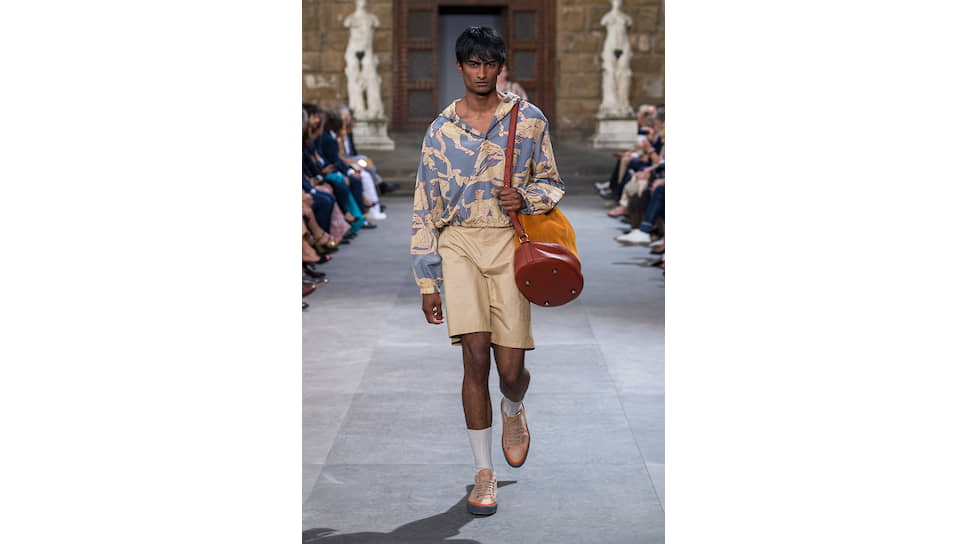 Модели на показе коллекции Salvatore Ferragamo сезона «весна—лето 2020»