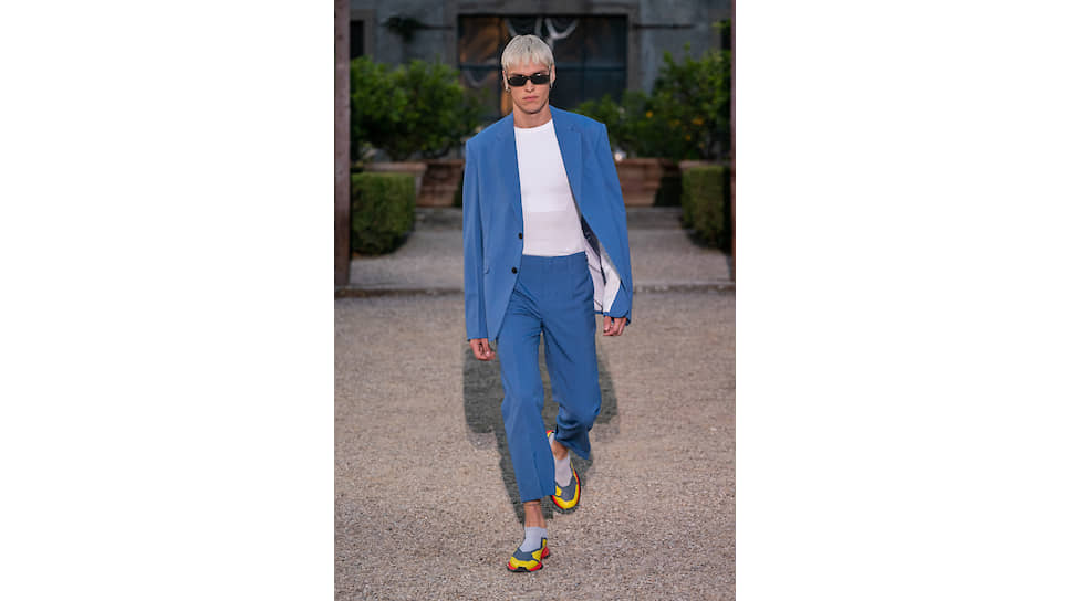 Модели на показе первой подиумной мужской коллекции Givenchy сезона «весна—лето 2020» на вилле Пальмьери, Флоренция